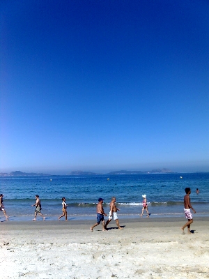 Playa del Samil (Vigo), en el fondo las islas Cies