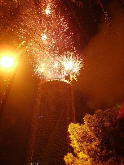 Fuegos artificiales en el ultimo piso de la Torre Espacio