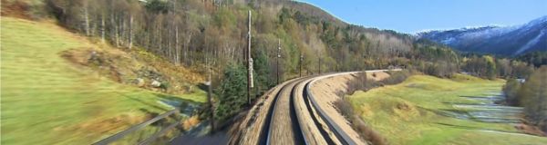 Los verdes campos al salir de la estación de Voss