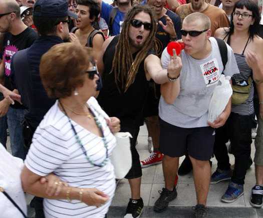 "indignados" en leganes insulta a los transeuntes "indignados" en leganes insulta a los transeuntes